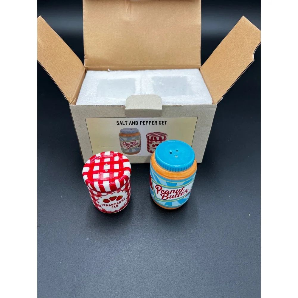 Cracker Barrel Peanut Butter and Strawberry Jam Salt and Pepper Shaker Set NEW